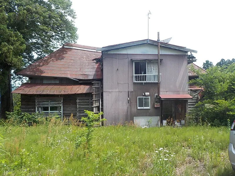 一部が茅葺き屋根の空き家（40坪）の解体前