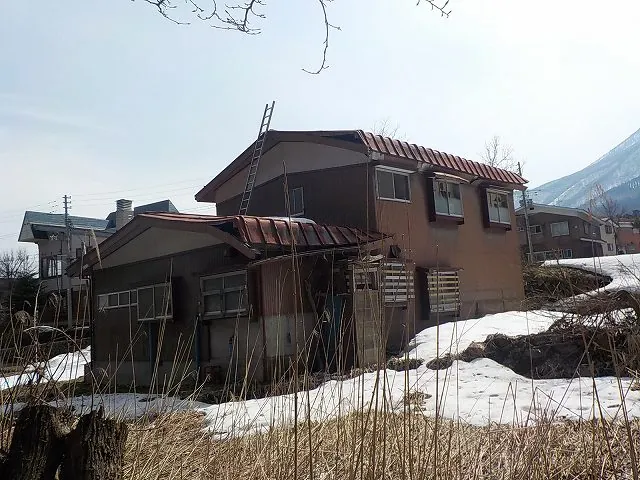 雪で屋根が凹んだ空き家(56坪)の解体前