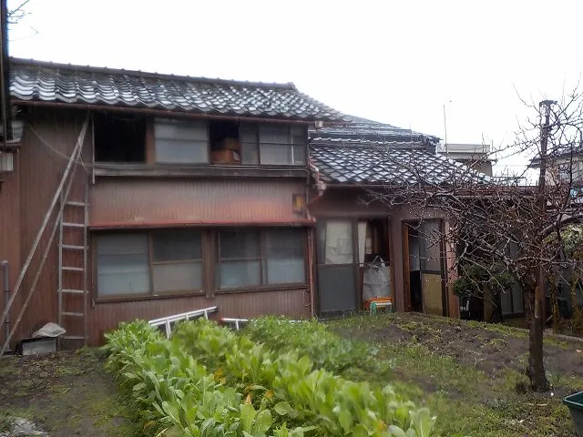 作業通路が狭い木造住宅(27坪)の解体前